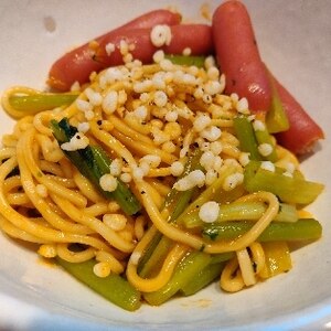 辛いインスタントラーメン使用の白菜と海老と葱の辛麺